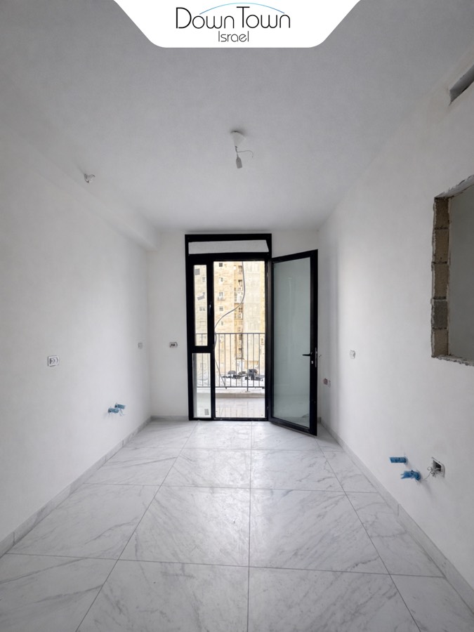 דירה ענקית מודרנית בבניין חדש