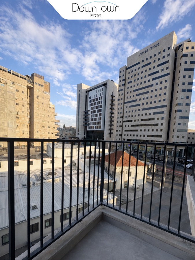 דירה ענקית מודרנית בבניין חדש