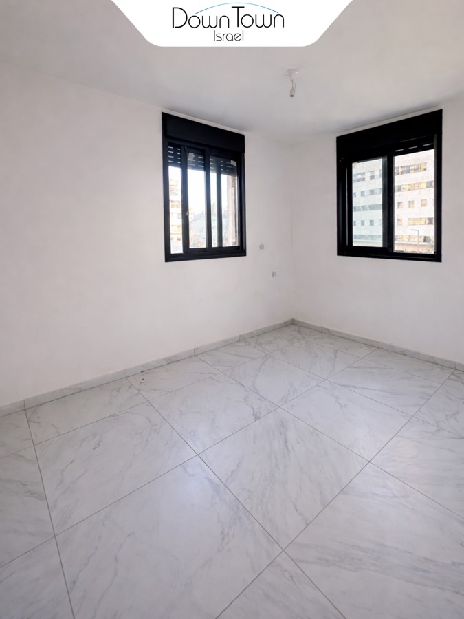 דירה ענקית מודרנית בבניין חדש